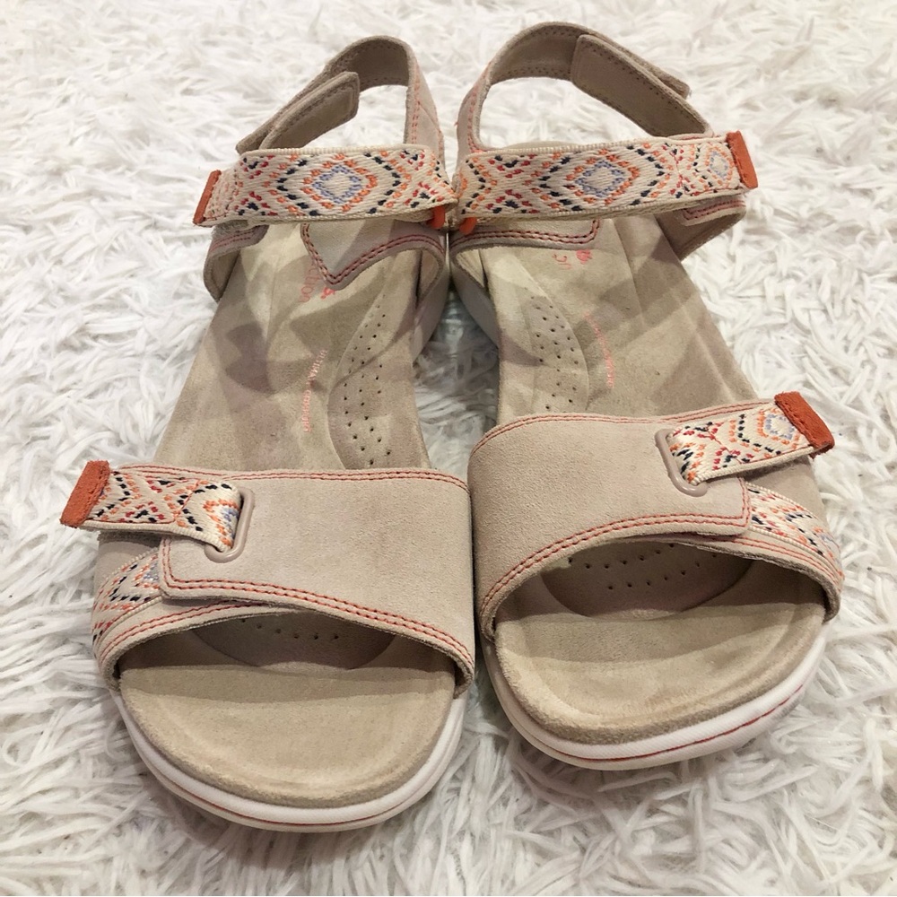 Clarks Women's Amanda Step Flat Sandal Sand Tan Size 8 - Picture 2 of 7